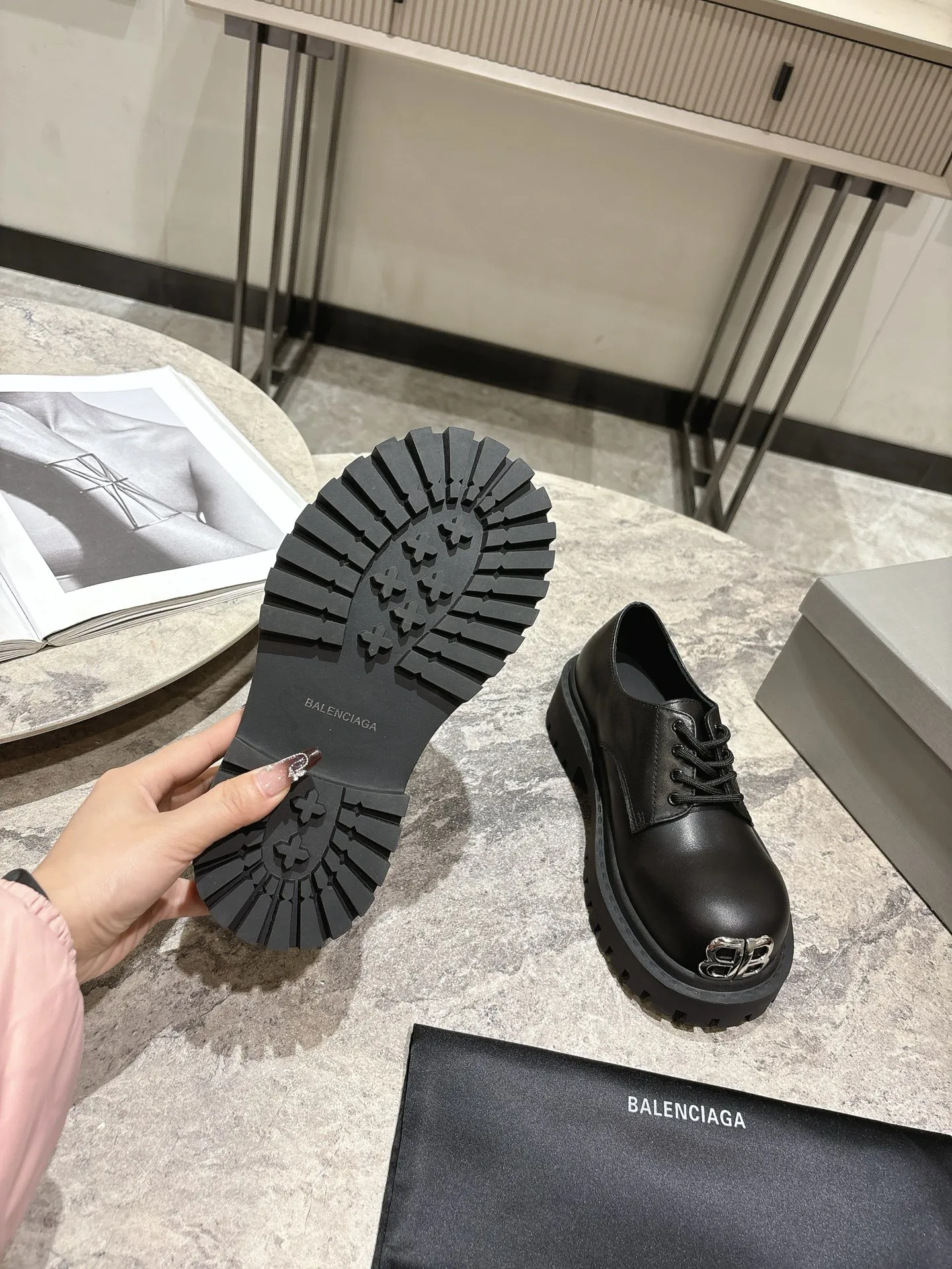 👟👟Ex-factory price 660👟👟 BALENCIAGA Balenciaga's new Stomper Derby big-toe derby shoes. This pair of shoes is simply a dark horse in this year's fashion circle. The exaggerated big-toe design makes people fall in love at first sight! 💖 When I first saw it, I was attracted by the big B logo. It’s so recognizable! Wear it, whether paired with skinny jeans or wide-leg pants, you can easily style it and look extremely fashionable! The double B decorative buckle is hand-inlaid with pure copper hardware. ▪Fabric: original full-grain cowhide. ▪Inner feet: water-dyed cowhide. ▪Sole: original rubber outsole.